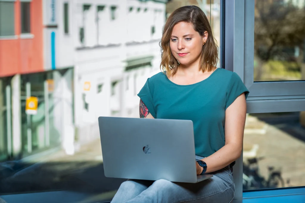 Frau am Laptop