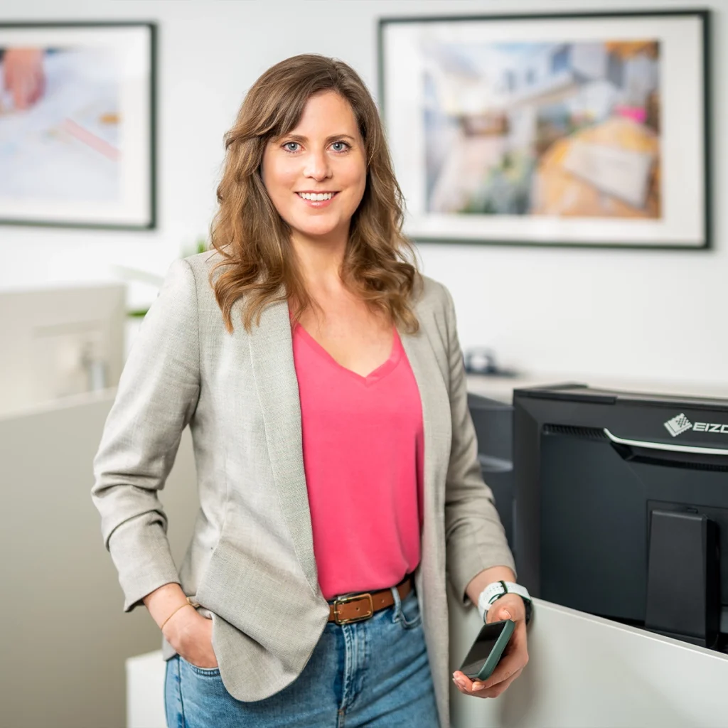 Portraitfoto Sonja im Büro