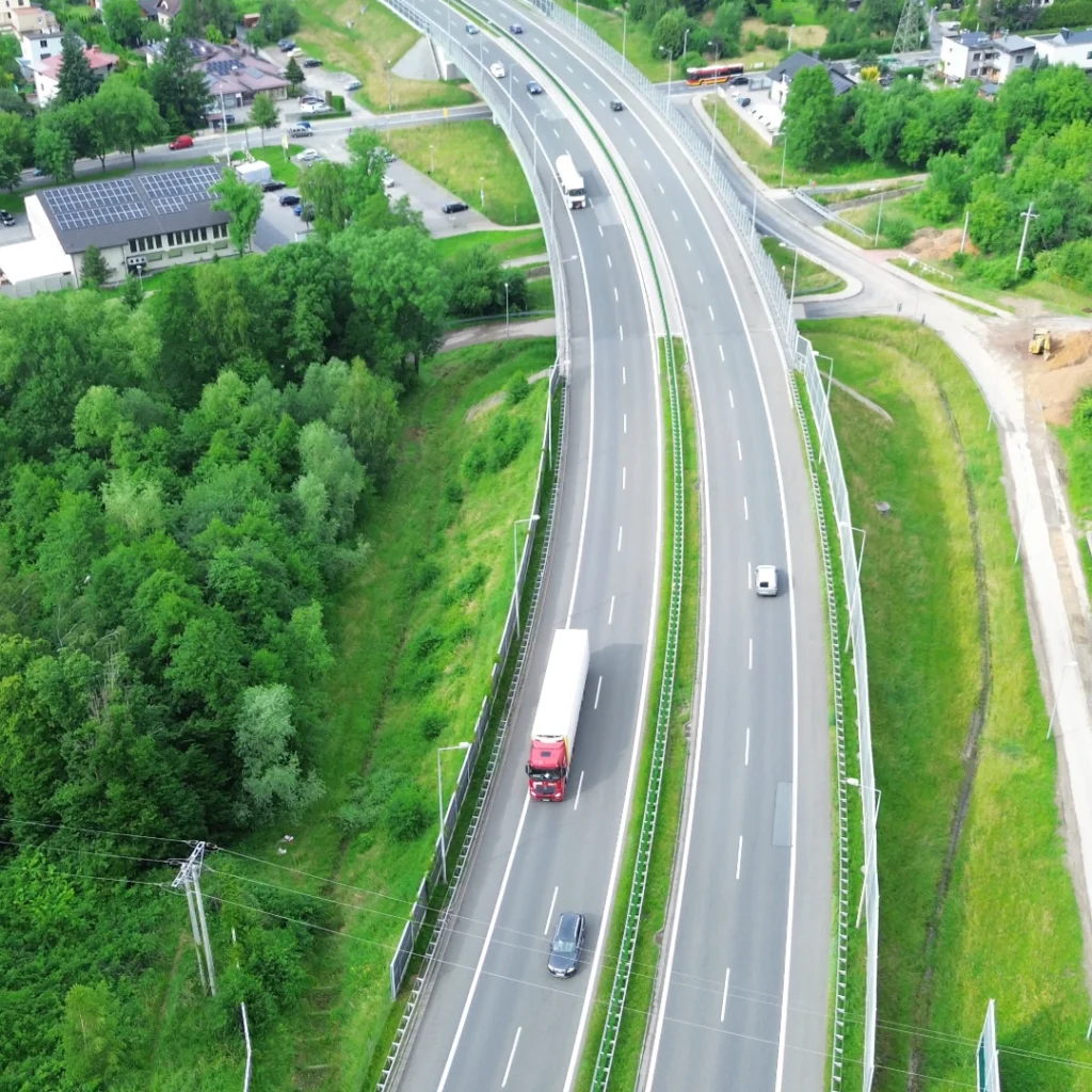 Luftaufnahme einer grünen Landschaft mit Straße