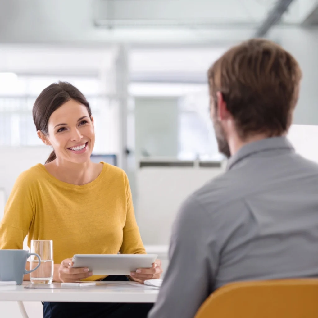 Zwei Personen im Gespräch in modernem Büro