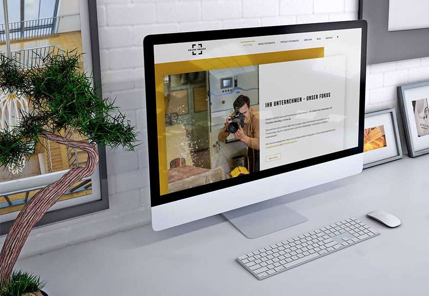 Laptop mit Webdesign auf Bildschirm
